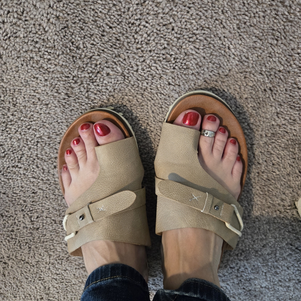 Tan Flat Thong Sandals for Casual Wear